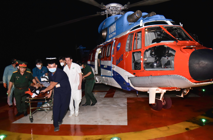 Trực thăng đưa ngư dân bị đột quỵ nặng từ Trường Sa về đất liền điều trị - Ảnh 1. Trực thăng đưa ngư dân bị đột quỵ nặng từ Trường Sa về đất liền điều trị - Ảnh 1.
