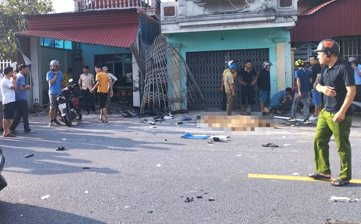 Thương tâm: Va chạm với ô tô tải, 2 người đi xe máy tử vong - Ảnh 1.
