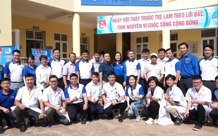 Thầy thuốc trẻ ngành y khám và cấp phát thuốc miễn phí cho bà con nhân dân vùng biên