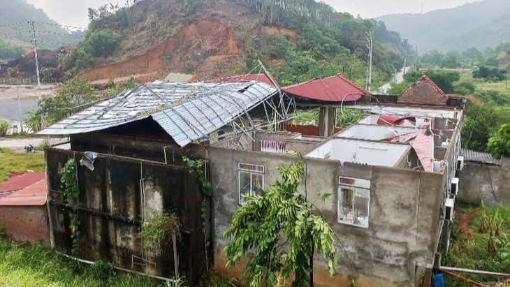 1 người mất tích, nhiều nhà dân vùng cao bị tốc mái do lốc xoáy - Ảnh 3.