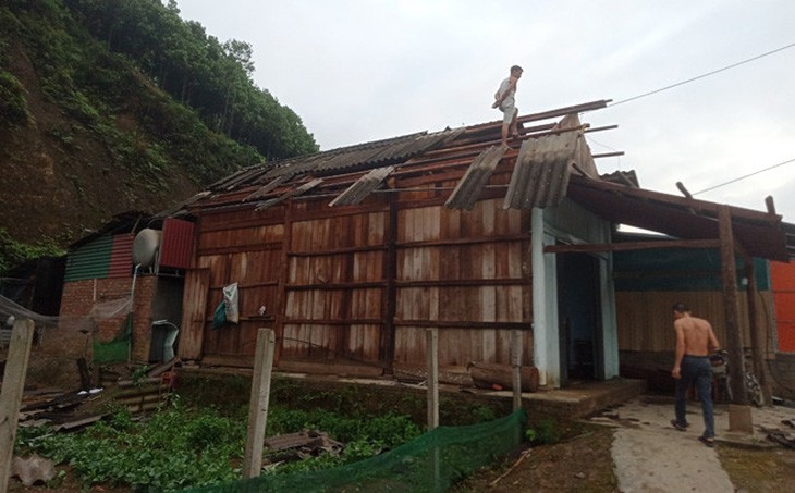 1 người mất tích, nhiều nhà dân vùng cao bị tốc mái do lốc xoáy - Ảnh 2.