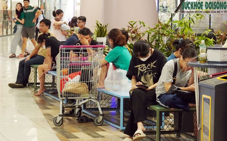 "Combo" mất điện – nắng nóng khiến hàng nghìn người dân ùn ùn kéo đến TTTM tránh nóng - Ảnh 3.