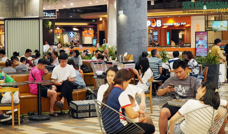 "Combo" mất điện – nắng nóng khiến hàng nghìn người dân ùn ùn kéo đến TTTM tránh nóng - Ảnh 4.