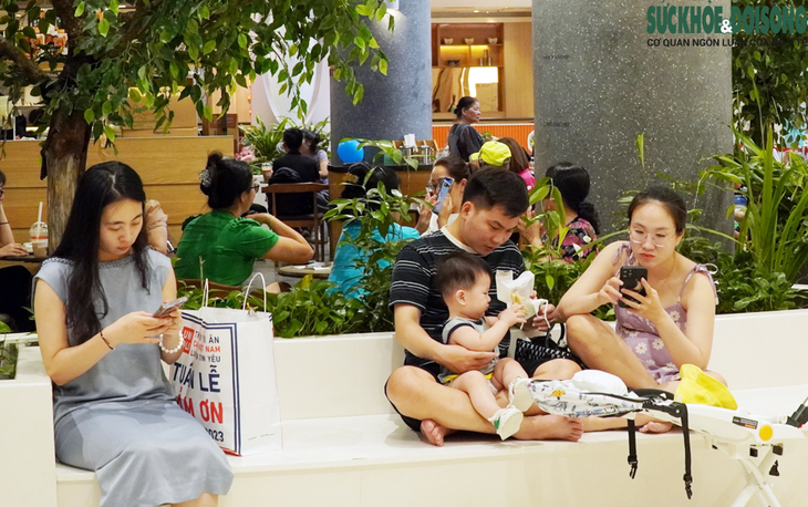 "Combo" mất điện – nắng nóng khiến hàng nghìn người dân ùn ùn kéo đến TTTM tránh nóng - Ảnh 5.