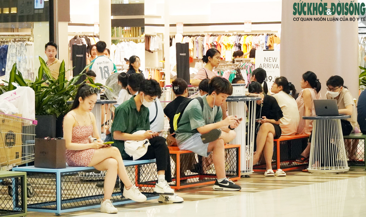 "Combo" mất điện – nắng nóng khiến hàng nghìn người dân ùn ùn kéo đến TTTM tránh nóng - Ảnh 6.