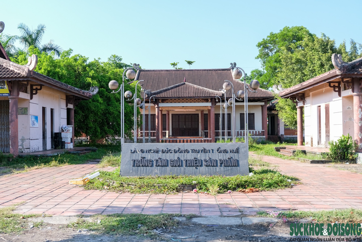 Trung tâm giới thiệu sản phẩm đúc đồng TP. Huế bỏ hoang, vương vãi bơm kim tiêm - Ảnh 1.