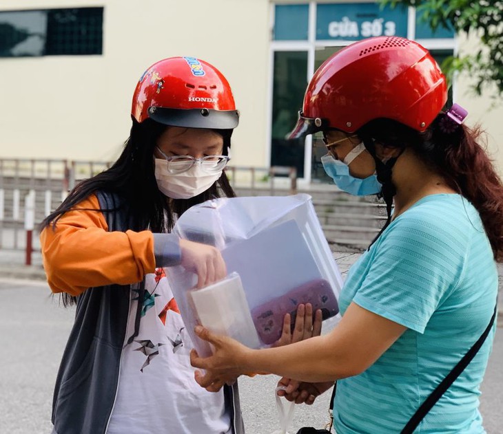 Xúc động những khoảnh khắc cha mẹ tiếp lửa cho con trong các ngày thi - Ảnh 2.