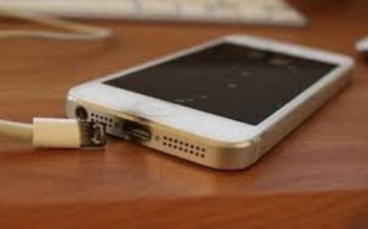 Vừa dùng điện thoại vừa sạc pin, bé trai 7 tuổi bị điện giật tử vong