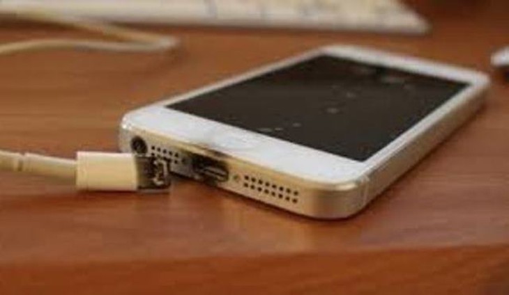 Bé trai tử vong do vừa dùng điện thoại vừa sạc pin - Ảnh 1. Bé trai tử vong do vừa dùng điện thoại vừa sạc pin - Ảnh 1.