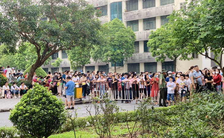 Xúc động những khoảnh khắc cha mẹ tiếp lửa cho con trong các ngày thi - Ảnh 18.