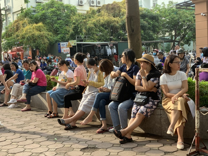 Xúc động những khoảnh khắc cha mẹ tiếp lửa cho con trong các ngày thi - Ảnh 17.