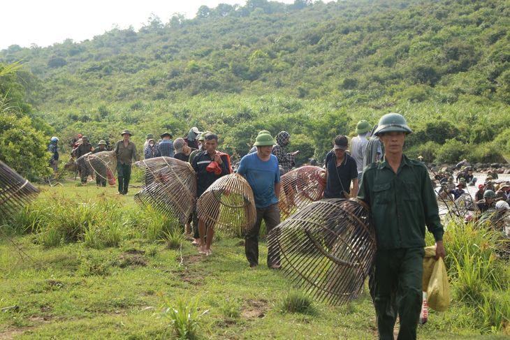Đặc sắc lễ hội đánh bắt cá cầu may ở Hà Tĩnh - Ảnh 17.