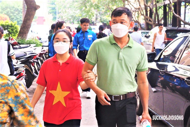 Xúc động những khoảnh khắc cha mẹ tiếp lửa cho con trong các ngày thi - Ảnh 9.
