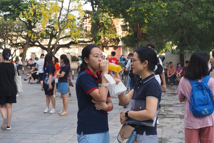 Xúc động những khoảnh khắc cha mẹ tiếp lửa cho con trong các ngày thi - Ảnh 6.