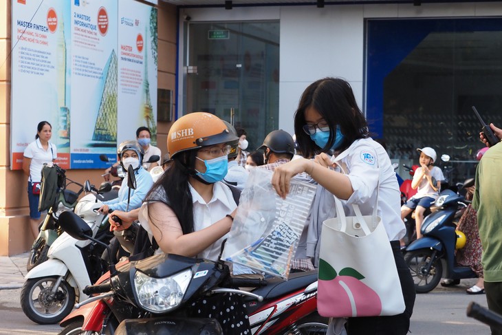 Xúc động những khoảnh khắc cha mẹ tiếp lửa cho con trong các ngày thi - Ảnh 8.