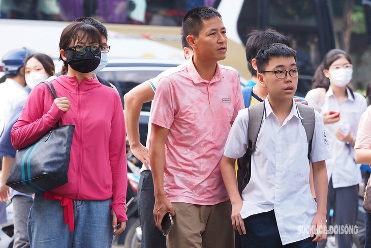 Xúc động những khoảnh khắc cha mẹ tiếp lửa cho con trong các ngày thi - Ảnh 10.