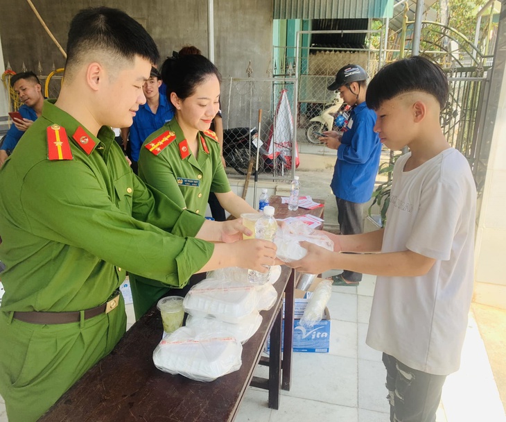 Hình ảnh đẹp các chiến sĩ công an đồng hành cùng thí sinh - Ảnh 5.