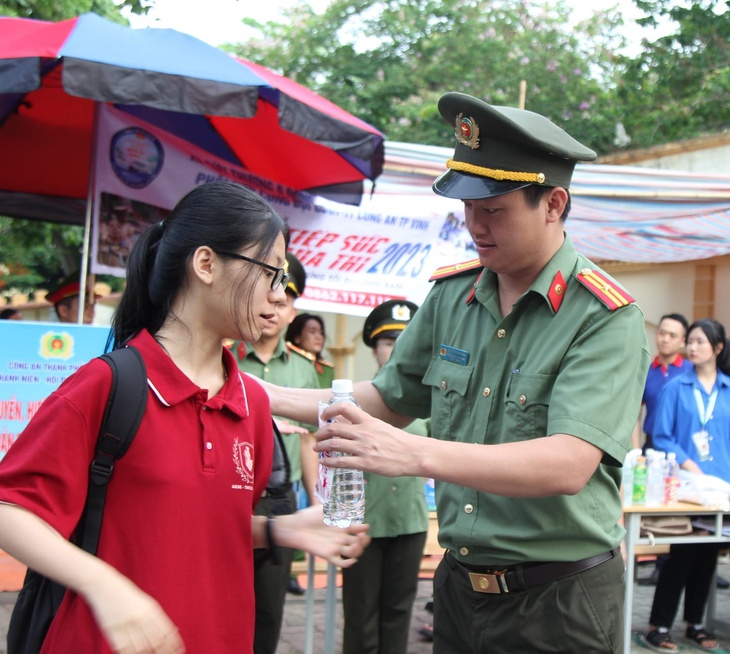 Hình ảnh đẹp các chiến sĩ công an đồng hành cùng thí sinh - Ảnh 1.