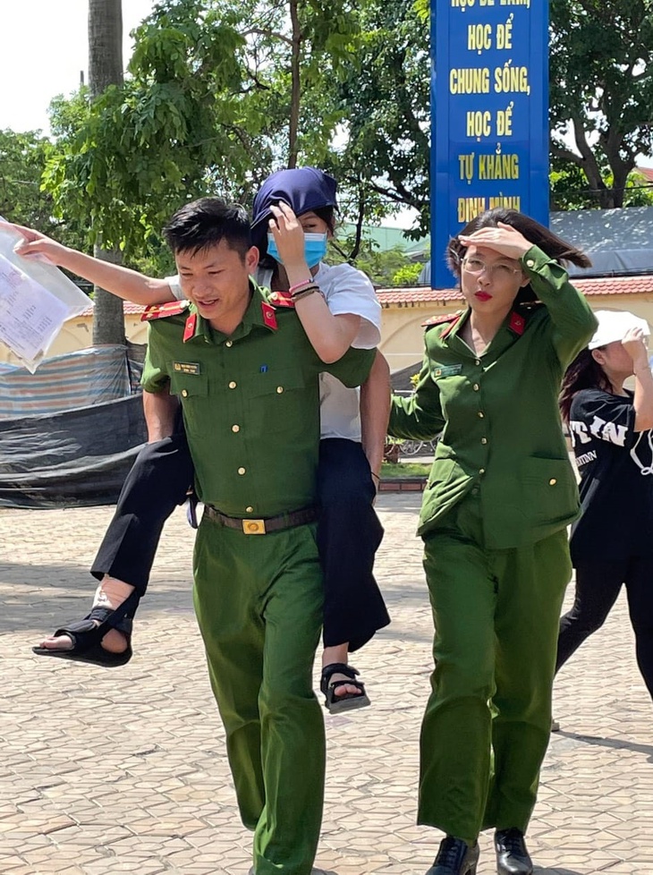 Hình ảnh đẹp các chiến sĩ công an đồng hành cùng thí sinh - Ảnh 4.