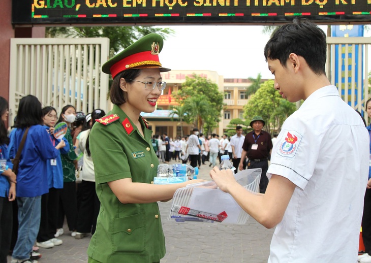 Hình ảnh đẹp các chiến sĩ công an đồng hành cùng thí sinh - Ảnh 2.