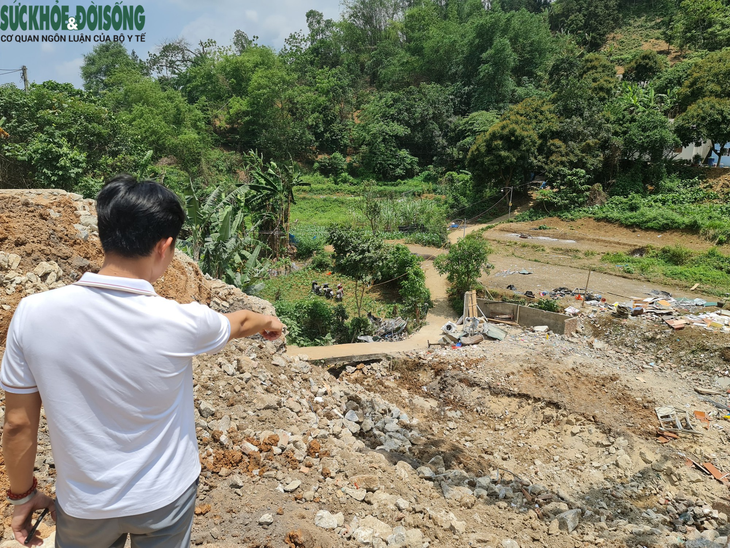 Khởi tố vụ sạt lở bờ kè làm 3 mẹ con tử vong - Ảnh 1.