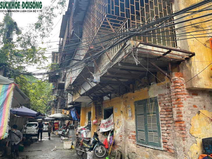 Người dân nơm nớp lo sợ sống trong khu tập thể Nghĩa Đô đang xuống cấp trầm trọng - Ảnh 3.
