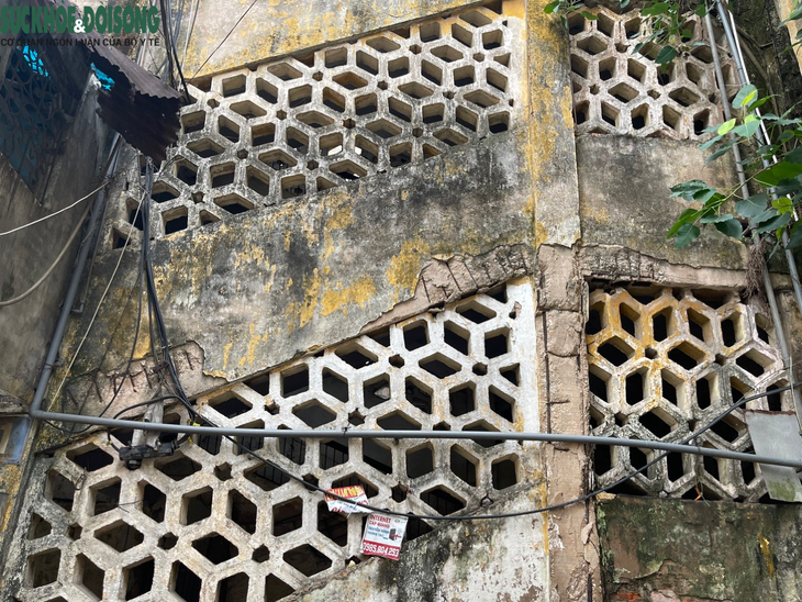 Người dân nơm nớp lo sợ sống trong khu tập thể Nghĩa Đô đang xuống cấp trầm trọng - Ảnh 6.