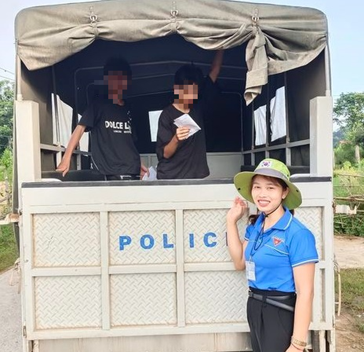Hình ảnh đẹp các chiến sĩ công an đồng hành cùng thí sinh - Ảnh 3.