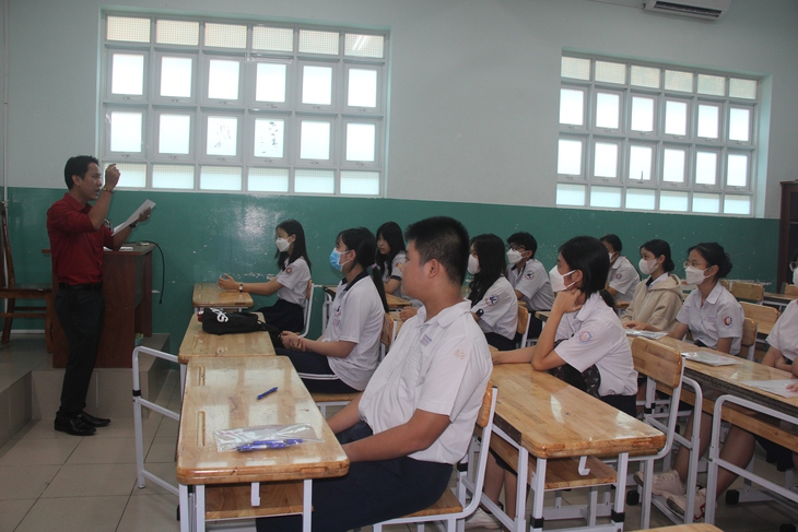 Hơn 96.000 học sinh lớp 9 tại TP.HCM làm thủ tục thi tuyển lớp 10 - Ảnh 2. Hơn 96.000 học sinh lớp 9 tại TP.HCM làm thủ tục thi tuyển lớp 10 - Ảnh 2.