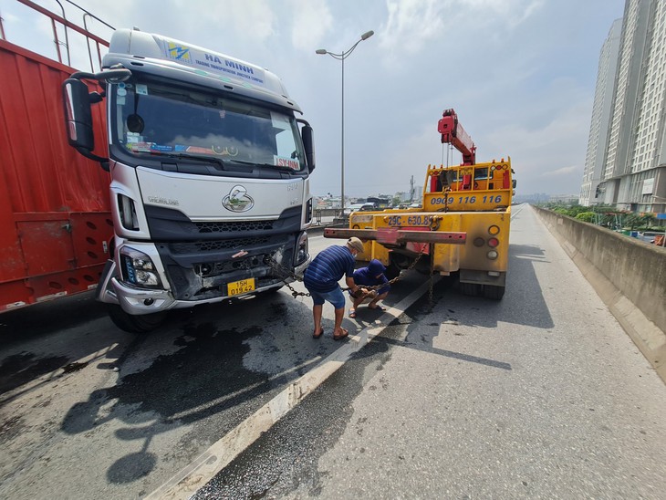 Đường mưa trơn trượt, xe đầu kéo mất lái đâm thẳng vào lan can đường - Ảnh 2.
