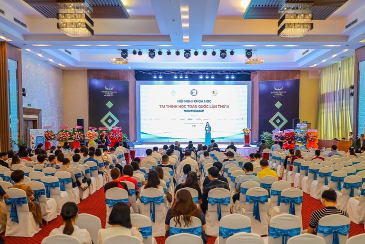Đừng để bệnh nghe kém ở trẻ điều trị muộn - Ảnh 1.