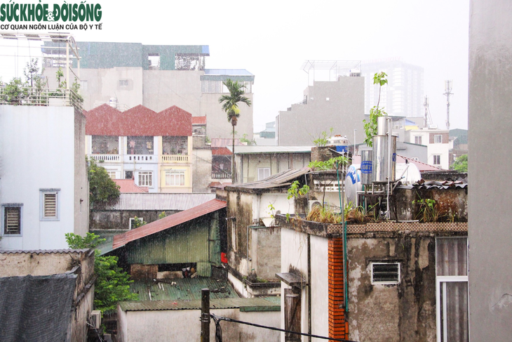 Hà Nội nắng mưa thất thường, người dân không kịp trở tay... thay áo mưa - Ảnh 1. Hà Nội nắng mưa thất thường, người dân không kịp trở tay... thay áo mưa - Ảnh 1.