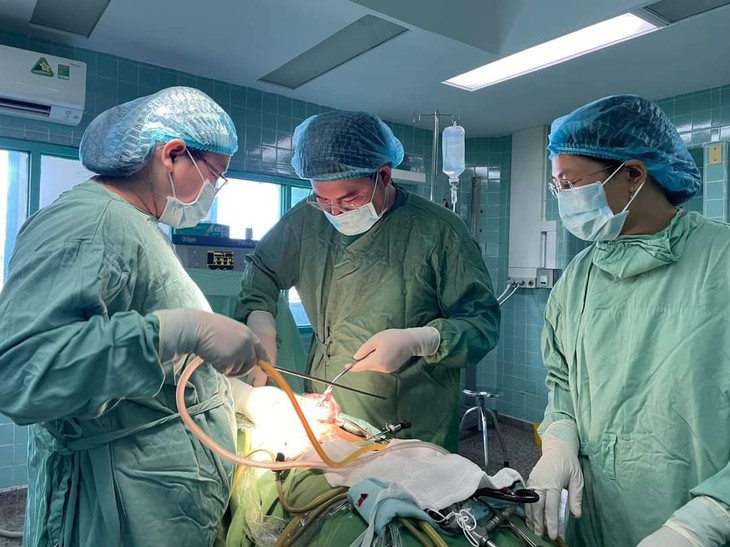 Khối u quái chứa nhiều tóc, da trong buồng trứng người phụ nữ - Ảnh 1.