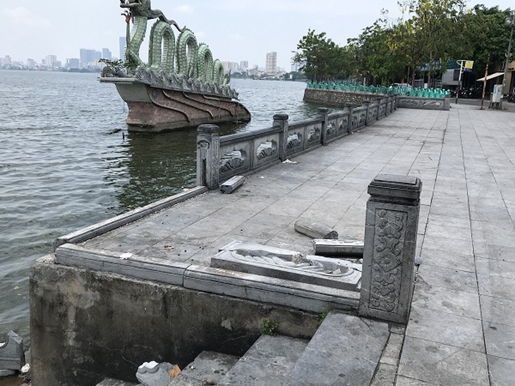 Người dân xót xa khi chứng kiến đoạn lan can đá ở hồ Tây bị đổ sập - Ảnh 3. Người dân xót xa khi chứng kiến đoạn lan can đá ở hồ Tây bị đổ sập - Ảnh 3.