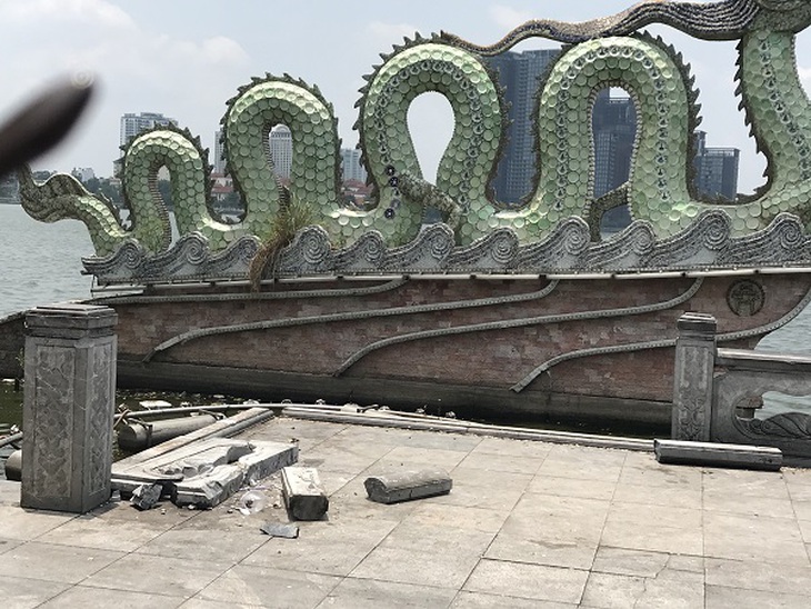 Người dân xót xa khi chứng kiến đoạn lan can đá ở hồ Tây bị đổ sập - Ảnh 5. Người dân xót xa khi chứng kiến đoạn lan can đá ở hồ Tây bị đổ sập - Ảnh 5.