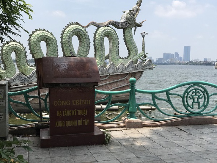 Người dân xót xa khi chứng kiến đoạn lan can đá ở hồ Tây bị đổ sập - Ảnh 1. Người dân xót xa khi chứng kiến đoạn lan can đá ở hồ Tây bị đổ sập - Ảnh 1.