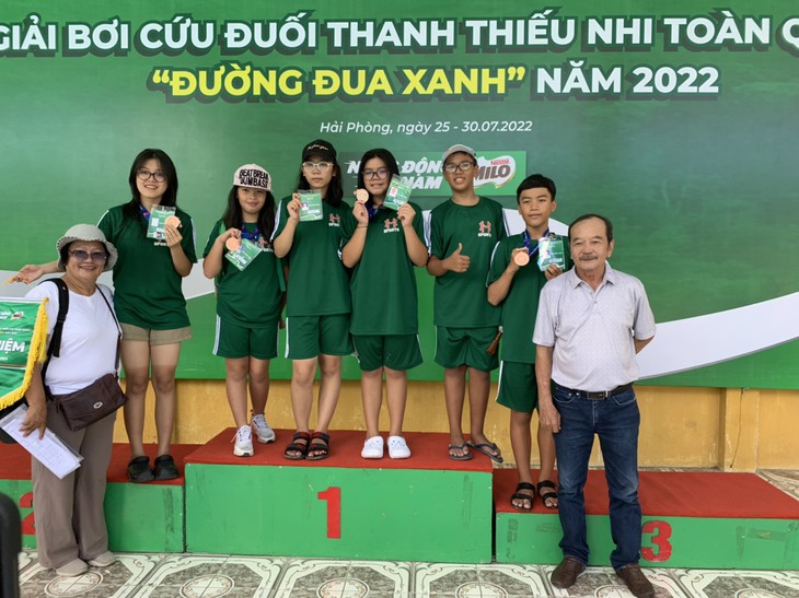 Ông thầy dạy bơi đặc biệt của trẻ em khi hè về - Ảnh 4.