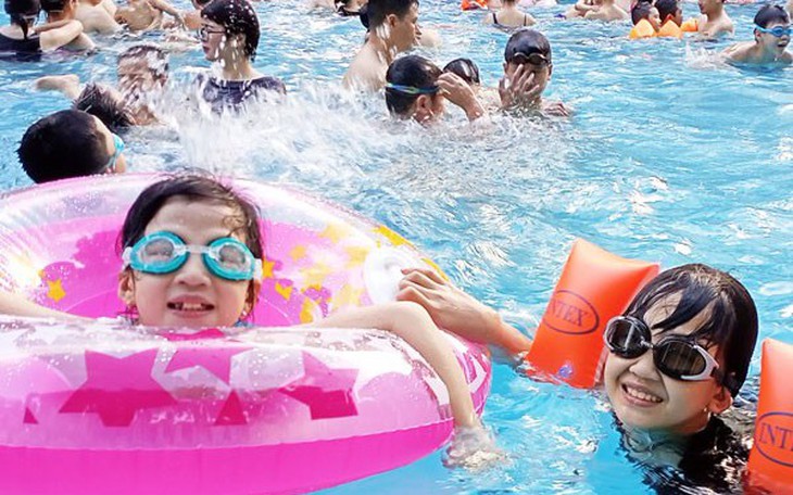Đi bơi, trẻ có bị lây bệnh tay chân miệng không?