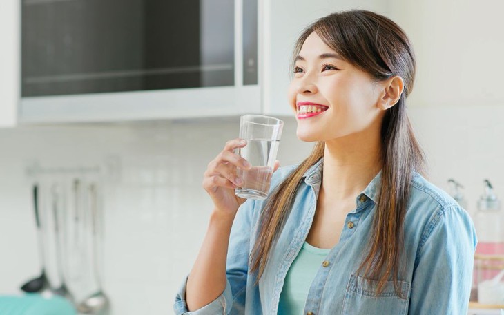 7 mẹo giúp bạn uống nhiều nước hơn trong mùa hè