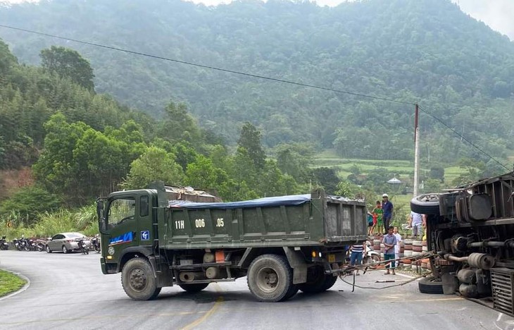 Xe tải lật nghiêng giữa đèo khiến 3 người thương vong - Ảnh 1.
