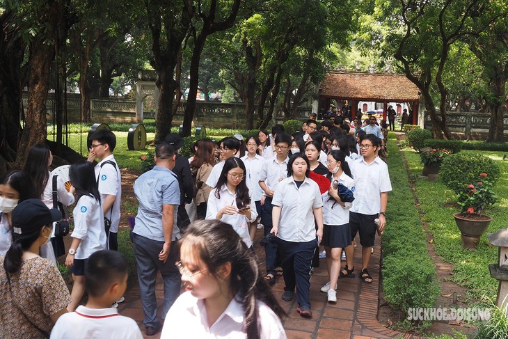 Phụ huynh và sĩ tử mang hộp bút, thước kẻ… lên chùa cầu may để vượt vũ môn suôn sẻ - Ảnh 2.
