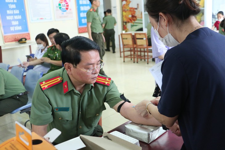 Đoàn thanh niên Công an Nghệ An hiến gần 100 đơn vị máu máu cứu bệnh nhân - Ảnh 1. Đoàn thanh niên Công an Nghệ An hiến gần 100 đơn vị máu máu cứu bệnh nhân - Ảnh 1.