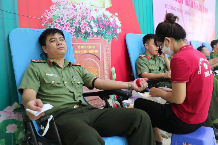 Đoàn thanh niên Công an Nghệ An hiến gần 100 đơn vị máu máu cứu bệnh nhân - Ảnh 2. Đoàn thanh niên Công an Nghệ An hiến gần 100 đơn vị máu máu cứu bệnh nhân - Ảnh 2.