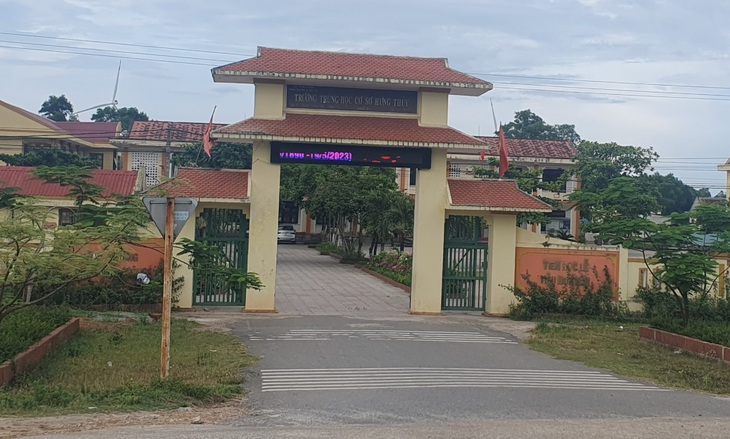 Bố của nam sinh bị hàng chục bạn học hành hung nhập viện phải bỏ lỡ kỳ thi nói gì? - Ảnh 2. Bố của nam sinh bị hàng chục bạn học hành hung nhập viện phải bỏ lỡ kỳ thi nói gì? - Ảnh 2.