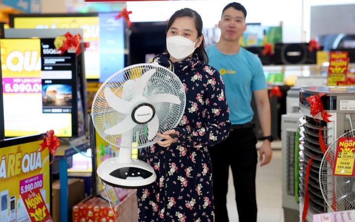 Cắt điện luân phiên, người dân ồ ạt đi mua đồ tích điện, nhiều quán đóng cửa vì "cháy hàng"