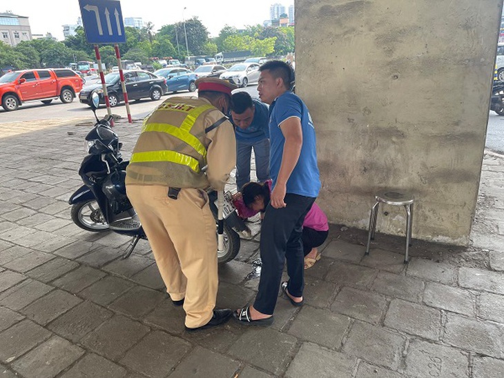Cảnh sát giao thông sơ cứu 1 phụ nữ lớn tuổi say nắng bị ngất trên đường - Ảnh 2. Cảnh sát giao thông sơ cứu 1 phụ nữ lớn tuổi say nắng bị ngất trên đường - Ảnh 2.