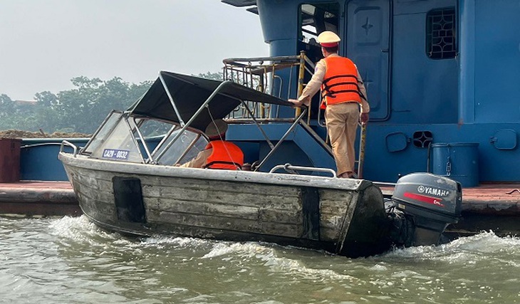 Bắt giữ 2 tàu chở đất sét và cát lậu trên sông Đuống - Ảnh 2.