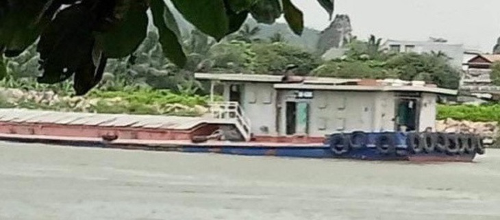 Bắt giữ 2 tàu chở đất sét và cát lậu trên sông Đuống - Ảnh 3.