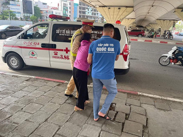 Cảnh sát giao thông sơ cứu 1 phụ nữ lớn tuổi say nắng bị ngất trên đường - Ảnh 3. Cảnh sát giao thông sơ cứu 1 phụ nữ lớn tuổi say nắng bị ngất trên đường - Ảnh 3.