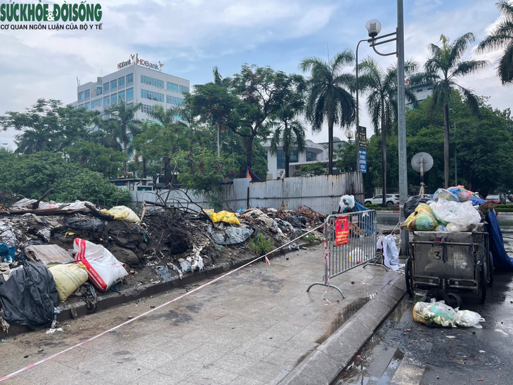 Hà Nội: Rác thải ngổn ngang, ô tô đỗ vô tội vạ trên vỉa hè công viên - Ảnh 1. Hà Nội: Rác thải ngổn ngang, ô tô đỗ vô tội vạ trên vỉa hè công viên - Ảnh 1.